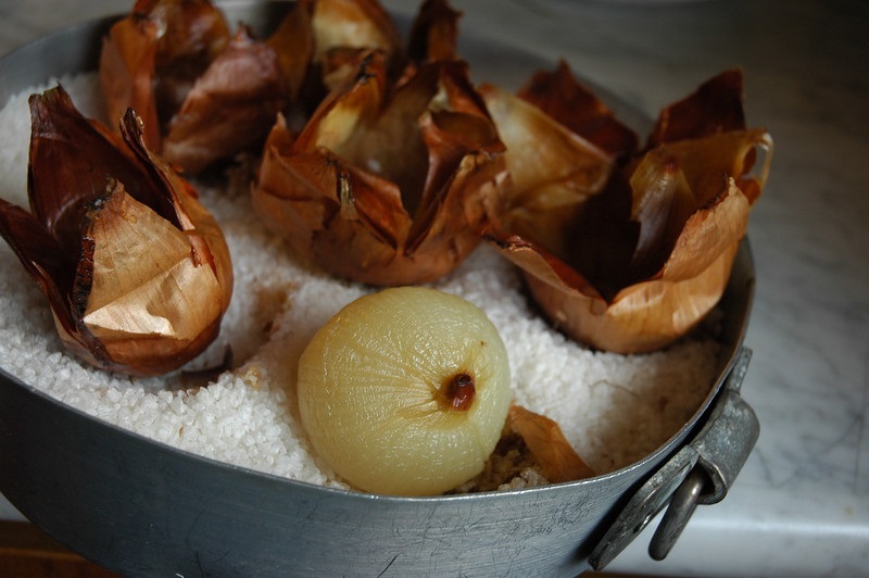 Запечённый лук в духовке. Как запечь лук в. Запеченный лук. Запеченный лук. Вареный лук.