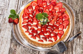 Когда сезон клубники в разгаре, через день готовлю заливной пирог с ягодами.