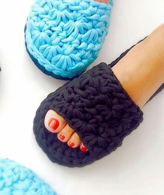 Вяжем уютные домашние тапочки для семьи и гостей за один день