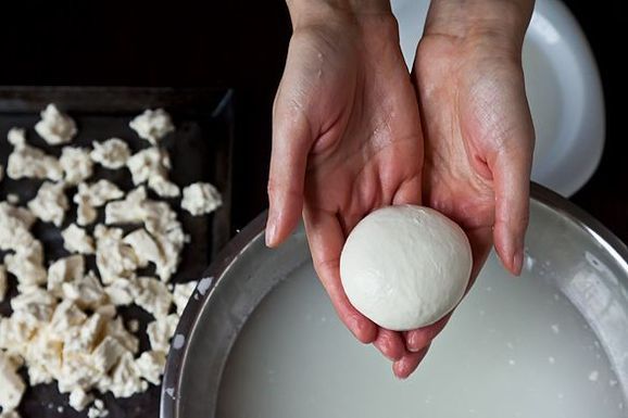 Домашняя моцарелла. Вкуснее магазинной, а готовится за полчаса!