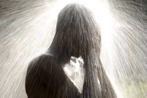 Оборачиваете волосы полотенцем, когда выходите из душа? Вы совершаете большую ошибку!