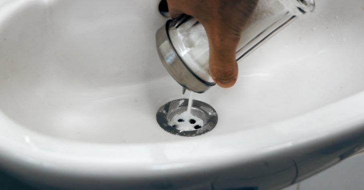 3 способа прочистить засор в раковине и сливе ванны
