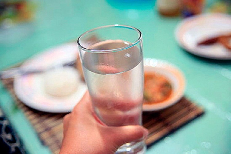 Зачем пить воду во время еды?