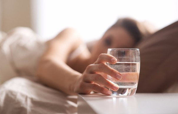 Стакан воды на ночь позволяет избежать инсульта и сердечного приступа.