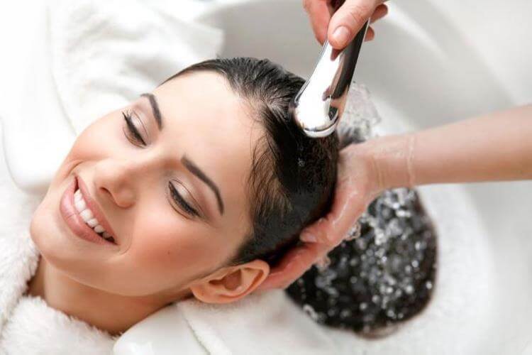 Вот как следует мыть голову, чтобы волосы долго не теряли свой объём и блеск. 12 советов трихолога