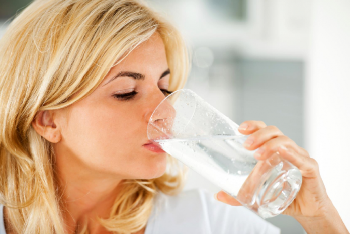На самом деле не все знают, как правильно пить воду?