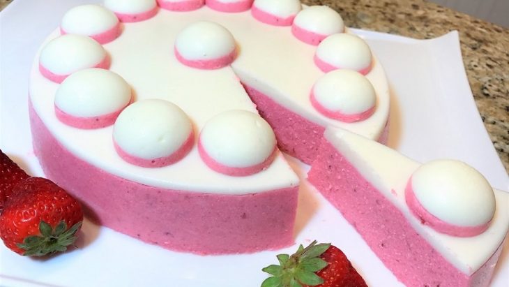 Вкусный клубничный торт-суфле без выпечки: справится даже ребенок