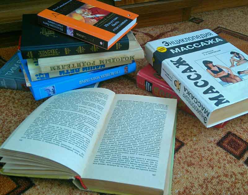 Книга в руках. Детские книги. Человек читает книгу. Как получить книгу. Книжку которую я читал.