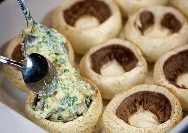 Шампиньоны, фаршированные курицей и сыром, получаются сытными и оригинальными на вкус.