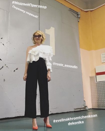 Эвелина Хромченко показала 6 нарядов, как выглядеть стильно в черных брюках
