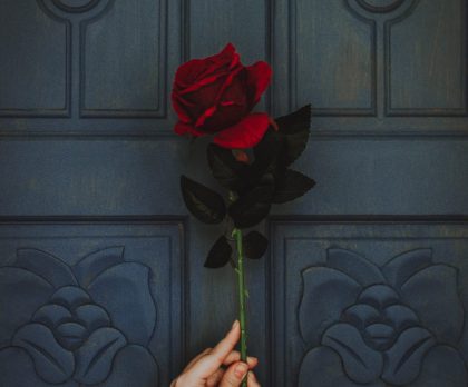 Со шлейфом старости: 5 ароматов, которые добавляют женщине лет